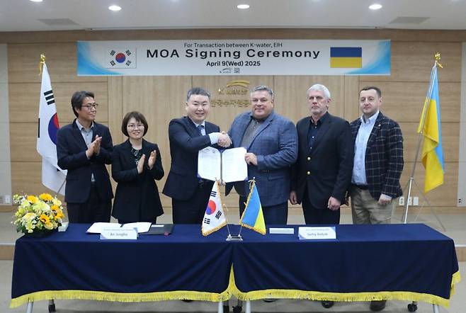 지난 9일 경북 구미에서 진행된 개발 협약식에서 안정호 한국수자원공사 그린인프라부문장과 세르기 바디약 유럽투자지주유한회사 대표이사(왼쪽 세번째부터)가 참석자들과기념촬영을 하고 있다. 수자원공사 제공