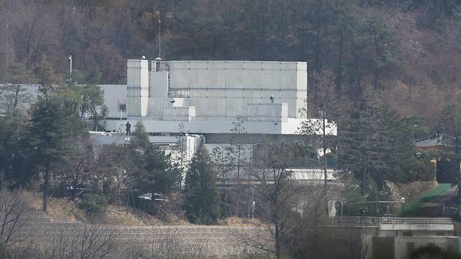 헌법재판소의 윤석열 전 대통령 탄핵 인용 선고 직후인 4일 오전 서울 용산구 관저에 경비가 삼엄한 가운데 차량이 이동하고 있다. 신소영 기자 viator@hani.co.kr