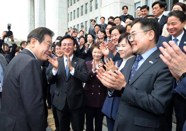 이재명 더불어민주당 대표가 9일 국회에서 대표직 사퇴 후 최고위원 등 당 관계자들과 기념촬영을 한 뒤 인사하고 있다. 고영권 기자