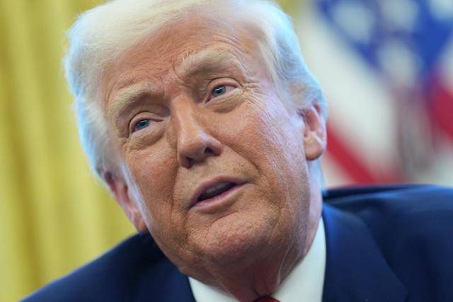 도널드 트럼프 미국 대통령이 9일 미국 워싱턴 백악관에서 행정명령에 서명한 직후 기자들과 대화를 나누고 있다. 워싱턴=EPA 연합뉴스