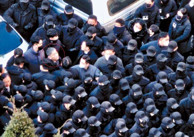 윤석열 대통령 체포영장 집행을 위해 고위공직자범죄수사처(공수처) 이대환(붉은 점선 안) 부장검사와 수사관들이 1월 3일 오전 8시 30분쯤 서울 용산구 한남동 대통령 관저 검문소에 진입하자 육군 수도방위사령부 55경비단 병력이 수사관들을 둘러싸며 출입을 저지하고 있다. 뉴스1