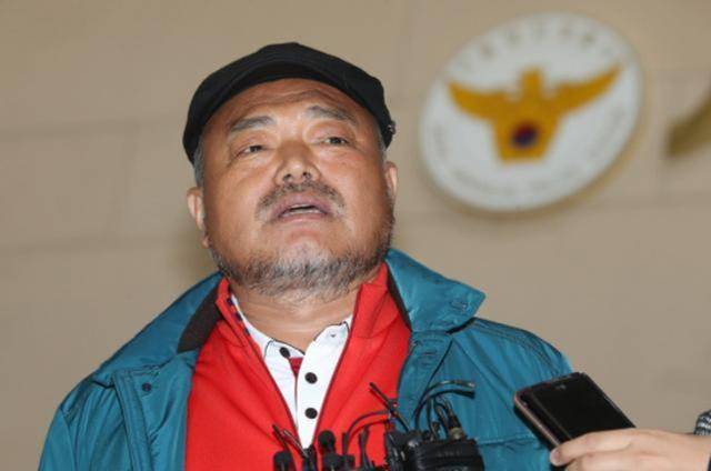 배우 김부선이 가수 김흥국과의 불륜설을 유포한 악플러들에 대해 법적대응을 알린 가운데 김흥국이 직접 심경을 밝혔다. 연합뉴스