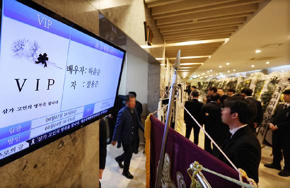 지난 2일 오전 부산 해운대구 해운대백병원 장례식장에 마련된 고 장제원 전 국회의원의 빈소에 조문객들이 드나들고 있다.  [사진=연합뉴스]