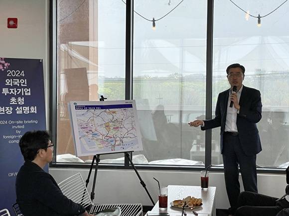 외국인 투자기업 초청 현장 설명회에서 최원용 청장이 발언하는 모습. [사진=경기경제자유구역청]