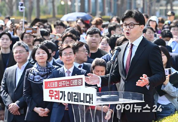 한동훈 국민의힘 전 대표가 10일 오후 서울 여의도 국회에서 제21대 대통령선거 출마 선언 기자회견을 하고 있다.