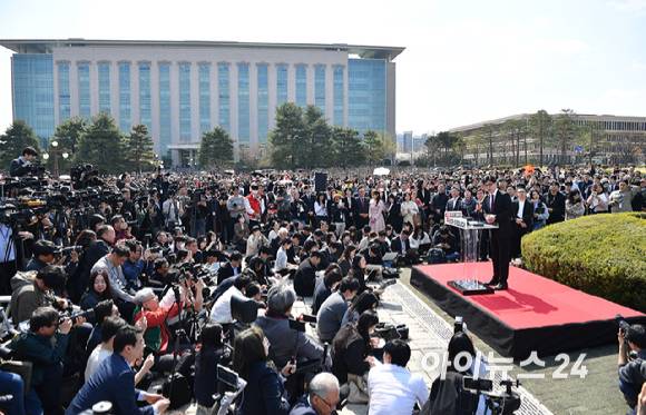 한동훈 국민의힘 전 대표가 10일 오후 서울 여의도 국회에서 제21대 대통령선거 출마 선언 기자회견을 하고 있다.