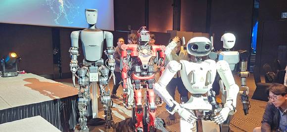 10일 열린 'K-휴머노이드 연합' 출범식에 전시된 로봇들. [사진=박지은 기자]