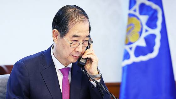 한덕수 대통령 권한대행 국무총리가 8일 정부서울청사에서 도널드 트럼프 미국 대통령과 전화 통화를 하고 있다.사진 국무총리실