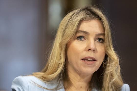 9일(현지시간) 세라 윈-윌리엄스 전 메타플랫폼스 글로벌정책 책임자가 이날 미 상원 사법위원회 청문회에 출석해 마크 저커버그 메타 CEO와 관련해 폭로하고 있다. AP=연합뉴스