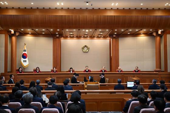 서울 종로구 헌법재판소 대심판정에 헌법재판관들이 입장해 있다. 연합뉴스