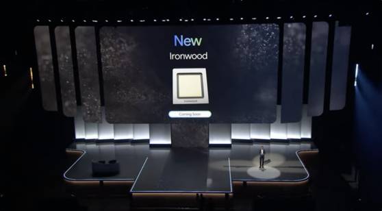 9일(현지시간) 미국 라스베이거스에서 열린 구글 클라우드의 연례 행사 '넥스트'에서 구글 CEO인 순다르 피차이가 구글의 추론 전용 AI 칩 아이언우드를 소개하고 있다. 유튜브 캡처