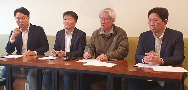 10일 서울시 중구 뉴스타파 사옥에서 뉴스타파 기자들이 한동훈 전 국민의힘 대표 등 세 명을 고소하고 손해배상을 청구한 이유를 설명하고 있다. 왼쪽부터 봉지욱·한상진 기자, 김용진 전 대표, 신인수 변호사. /박성동 기자