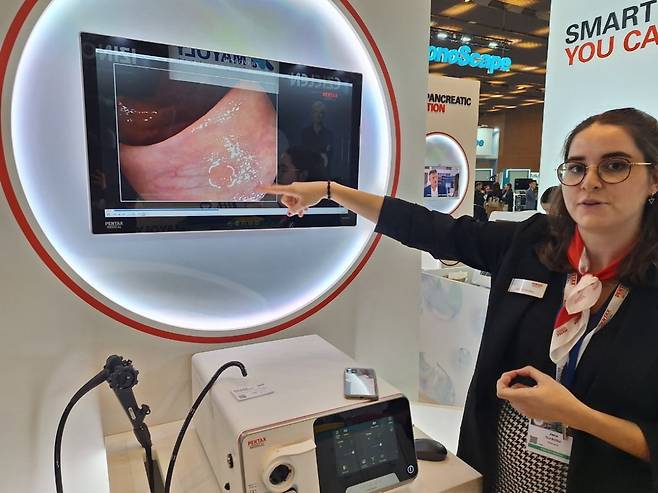 펜탁스의 AI모니터에 대해 설명하고 있는 직원. 안대규 기자