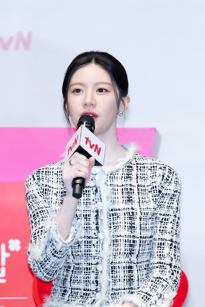 배우 고윤정이 10일 서울 신도림동 라마다호텔에서 열린 tvN 새 토일드라마 ‘언젠가는 슬기로울 전공의생활’ 제작발표회에 참석해 취재진의 질문에 답하고 있다. tvN 제공