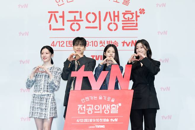 배우 고윤정, 강유석, 신시아, 한예지(왼쪽부터)가 10일 서울 신도림동 라마다호텔에서 열린 tvN 새 토일드라마 ‘언젠가는 슬기로울 전공의생활’ 제작발표회에 참석해 포즈를 취하고 있다. tvN 제공