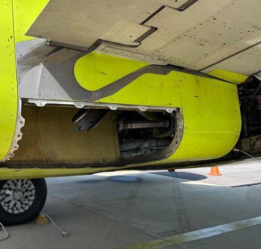 지난 8일 제주국제공항에서 발견된 진에어 항공기의 모습. 패널이 떨어져 나가 있다. 독자 제공