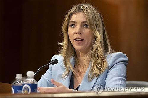 9일 상원 출석한 세라 윈-윌리엄스 페북 전 임원. AP 연합뉴스 자료사진