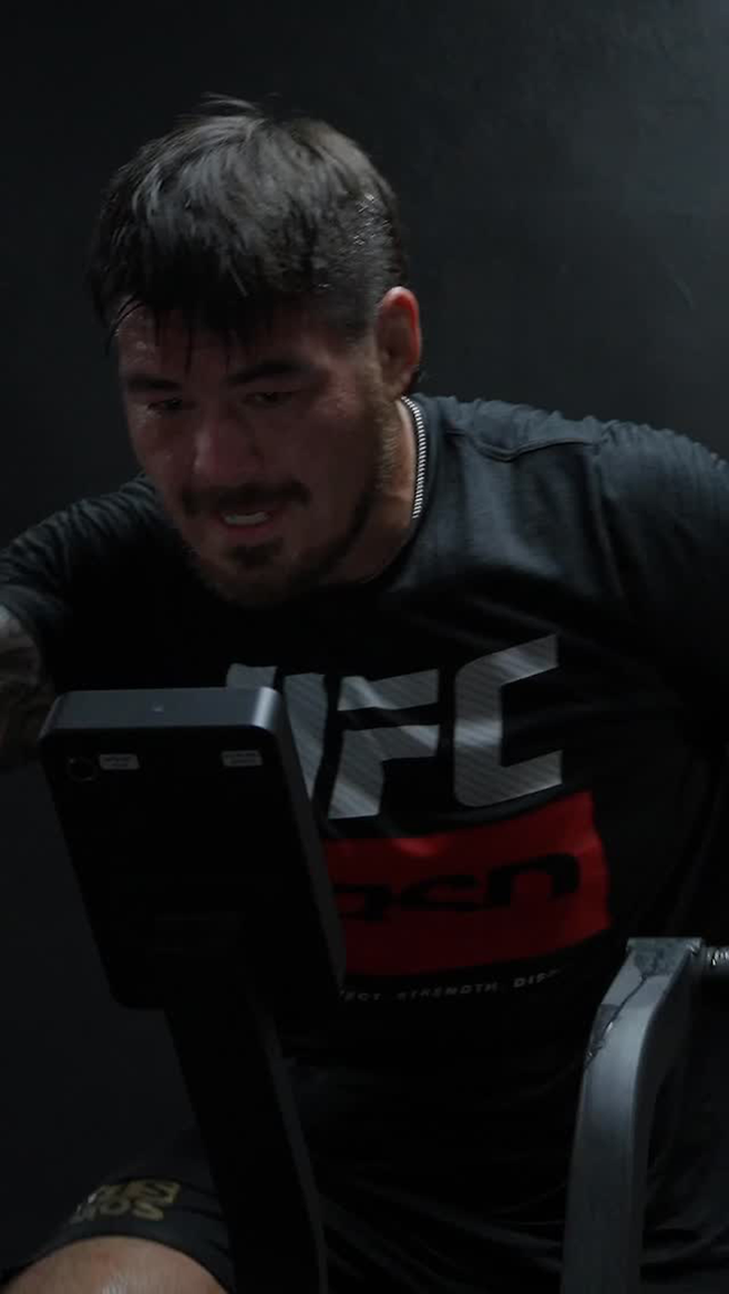 블랙컴뱃 하의를 입은 로케 마르티네스가 UFC 선배이자 종합격투기 후배 프랭크 카마초가 지도하는 피트니스 프로그램을 소화하고 있다. 사진=RM Sports Boxing & Kickboxing Academy