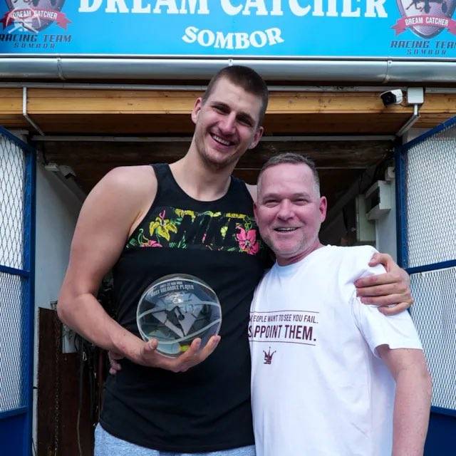 니콜라 요키치(좌)와 함께 덴버 천하를 이끈 마이클 말론 감독. 그는 결국 올 시즌을 끝내지 못하고 경질됐다. 사진=X 제공