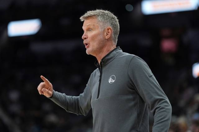 스티브 커 감독은 “모두가 그랬듯 나도 큰 충격을 받았다. 말론은 정말 훌륭한 감독이며 우승을 이끌었고 성적도 좋았다. 젠킨스 때도 그랬듯 시즌 막판에 이런 일이 벌어질 거라고 생각하지 못했다”고 전했다. 사진=AP=연합뉴스 제공