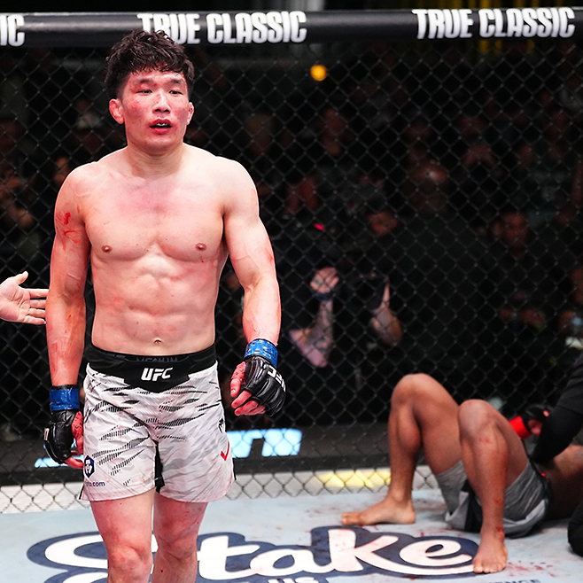 2025년 4월 미국 네바다주 엔터프라이즈 UFC on ESPN 65 밴텀급 경기 2라운드 TKO승을 거두고 돌아서는 이창호(왼쪽), 패배 후 주저 앉은 코르테이비어스 로미어스(오른쪽). 사진=TKO