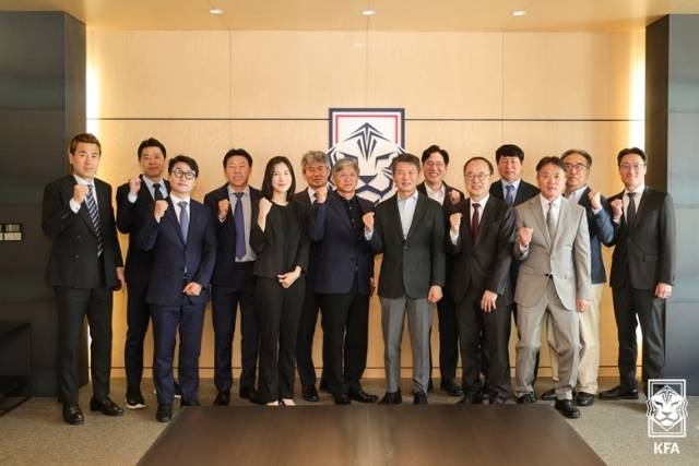 정몽규 회장과 제55대 대한축구협회 집행부 주요 임원들이 10일 오전 서울 신문로 축구회관에 모여 상견례를 가졌다. 사진=대한축구협회 제공