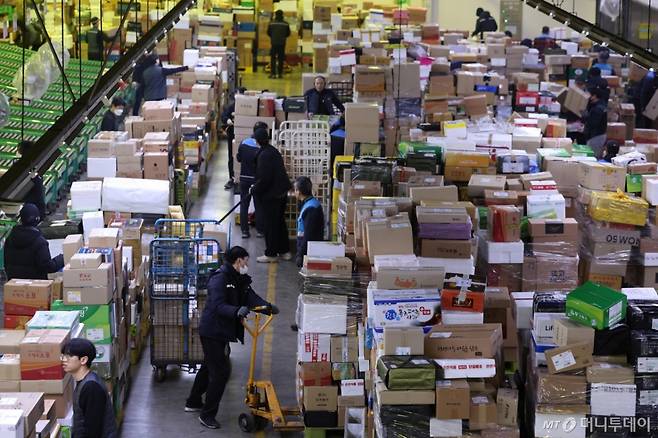 (서울=뉴스1) 신웅수 기자 = 설 명절을 앞둔 21일 오전 서울 광진구 동서울우편물류센터에서 직원들이 택배 분류 작업으로 구슬땀을 흘리고 있다. 우정사업본부는 설 연휴 기간 동안 약 2,026만 개 소포 우편물이 접수될 것으로 예상, 안전하고 신속한 배달을 위해 전국 집중국과 물류센터를 최대로 운영하는 비상근무체계에 돌입한다고 밝혔다. 2025.1.21/뉴스1 Copyright (C) 뉴스1. All rights reserved. 무단 전재 및 재배포, AI학습 이용 금지. /사진=(서울=뉴스1) 신웅수 기자
