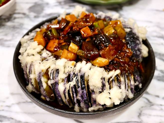 정지선 셰프가 운영하는 티엔미미는 광동식 요리 방식에 영향을 많이 받았다. 사진은 티엔미미 어향완자가지. /사진=다이어리알