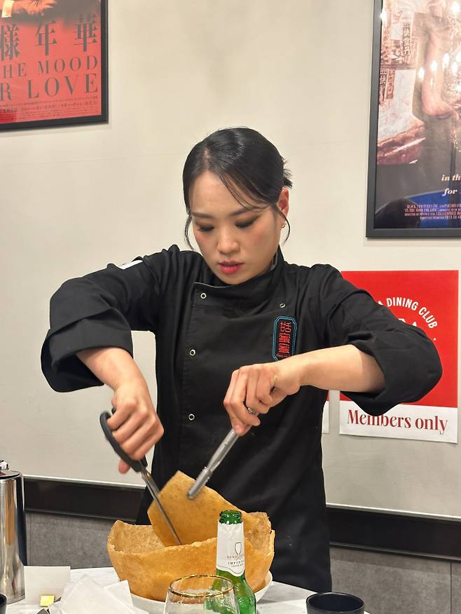 티엔미미는 '딤섬의 여왕'이라는 칭호를 가진 정지선 셰프가 운영한다. 정지선 셰프가 '찹쌀공'을 해체하고 있다. /사진=다이어리알