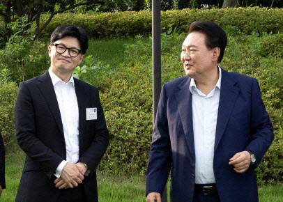 윤석열 전 대통령(오른쪽)과 한동훈 전 국민의힘 대표. 연합뉴스