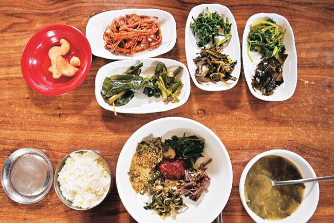 나리분지의 산나물식당에서 받은 산채비빔밥. 비빔밥인데도 섬쑥부쟁이, 눈개승마, 미역취 등 다양한 나물반찬이 차려진다.