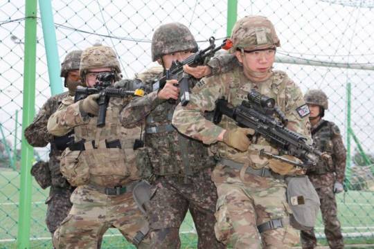 육군55보병사단 탱고대대가 지난 9일 경기 이천시 천덕봉 동원훈련장에서 실시한 동원훈련에서 미8군 탱고경비중대 장병과 우리 군 예비군들이 한 팀을 이뤄 근접전투기술을 연마하고 있다. 국방일보 제공
