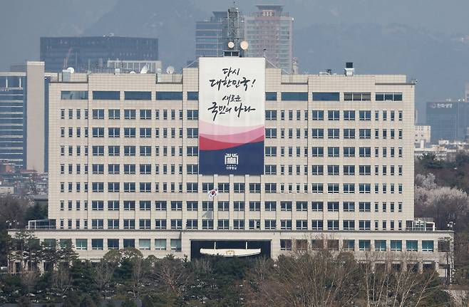 헌법재판소가 윤석열 대통령 파면을 선고한 4일 서울 용산구 대통령실에 봉황기가 내려가던 모습 <연합>