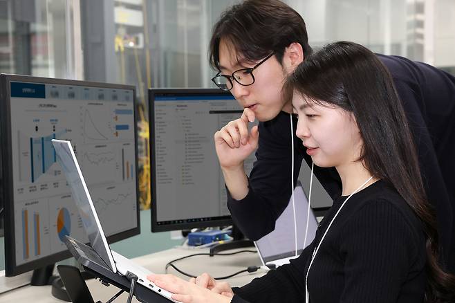 KT가 이동통신 고객들에게 AI 선제적 품질 혁신을 제공한다고 10일 밝혔다. KT 직원이 AI를 활용한 선제적 품질 혁신을 통해 네트워크 사항을 점검하고 있다. [연합]