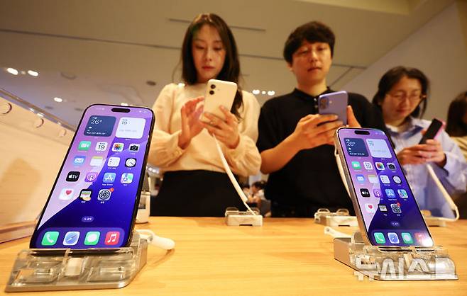 [서울=뉴시스] 황준선 기자 = 애플의 아이폰16 시리즈가 국내 출시된 20일 오전 서울 강남구 안다즈 서울 강남에서 열린 KT 아이폰16 사전예약 고객 현장수령 행사에서 고객들이 아이폰을 살펴보고 있다. 2024.09.20. hwang@newsis.com