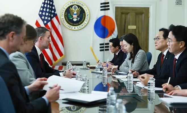 [서울=뉴시스] 김명년 기자 = 정인교 산업통상자원부 통상교섭본부장이 8(현지 시간) 미국 워싱턴 D.C. 미국 무역대표부 회의실에서 제이미슨 그리어(Jamieson Greer) 미국 무역대표부 대표와 미국 관세조치 등 통상현안을 논의하고 있다.(사진=산업통상자원부 제공) 2025.04.09. photo@newsis.com *재판매 및 DB 금지