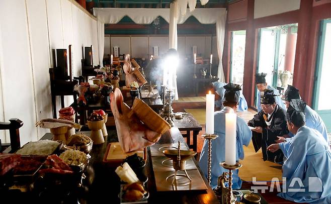 [제주=뉴시스] 우장호 기자 = 10일 오전 탐라국 개국신화가 깃든 제주시 삼성혈에서 탐라국을 세운 고(高)·양(梁)·부(夫) 삼을나(三乙那) 3성(姓)을 기리는 춘기대제가 봉행되고 있다. 2025.04.10. woo1223@newsis.com