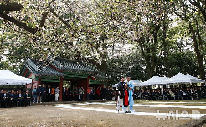 [제주=뉴시스] 우장호 기자 = 10일 오전 탐라국 개국신화가 깃든 제주시 삼성혈에서 탐라국을 세운 고(高)·양(梁)·부(夫) 삼을나(三乙那) 3성(姓)을 기리는 춘기대제가 봉행되고 있다. 2025.04.10. woo1223@newsis.com