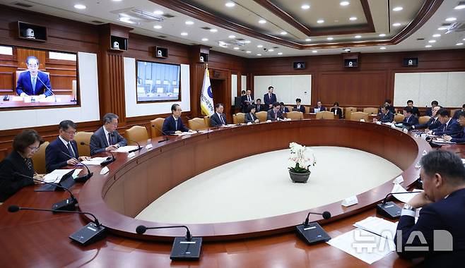 [서울=뉴시스] 최진석 기자 = 한덕수 대통령 권한대행 국무총리가 10일 정부서울청사에서 열린 국정현안관계장관회의를 주재하고 있다. 2025.04.10. myjs@newsis.com
