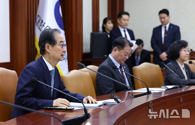 [서울=뉴시스] 최진석 기자 = 한덕수 대통령 권한대행 국무총리가 10일 정부서울청사에서 열린 국정현안관계장관회의를 주재하고 있다. 2025.04.10. myjs@newsis.com