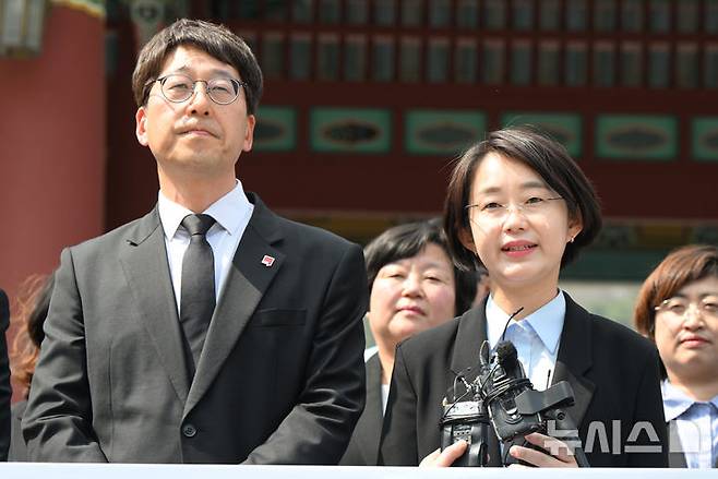 [광주=뉴시스] 박기웅 기자 = 진보당 대통령선거 후보 경선 출마자인 강성희(왼쪽) 전 국회의원과 김재연 상임대표가 10일 오후 광주 북구 운정동 국립5·18민주묘지를 방문해 참배한 뒤 민주의문 앞에서 발언을 하고 있다. 2025.04.10. pboxer@newsis.com