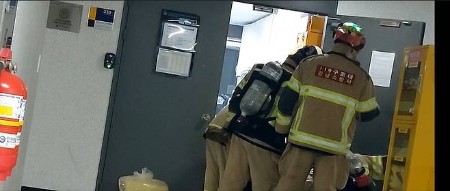 성동소방서에 따르면 8일 오후 9시 1분께 서울 성동구 한양대학교 신소재공학관 3층에서 황산 누출로 인한 화재가 발생했다.(사진=성동소방서 제공) *재판매 및 DB 금지