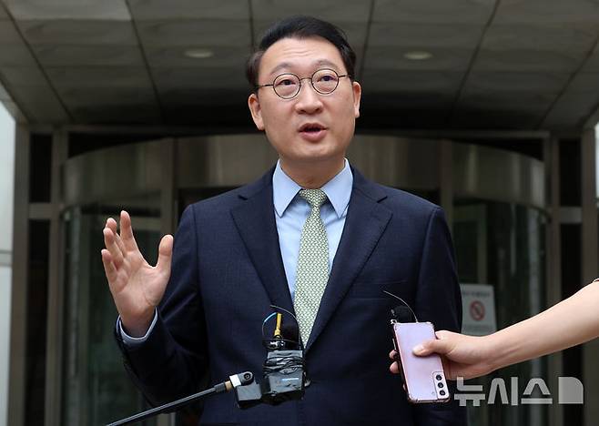 [서울=뉴시스] 이영환 기자 = 경동고 수능 타종사고 수험생 법률대리인 김우석 변호사가 27일 오전 서울 서초구 서울중앙지방법원에서 열린 대한민국 상대 손해배상 청구 소송 선고 재판을 마친 후 기자회견을 하고 있다.지난 2023년 11월 치러진 2024학년도 대학수학능력시험 당시 서울 성북구 경동고등학교 고사장에서 시험 종료 알람이 1분 일찍 울리는 사고가 발생했다. 재판부는 피해를 입은 수험생들 100만원, 300만원 배상 판결을 내렸다. 2025.03.27. 20hwan@newsis.com