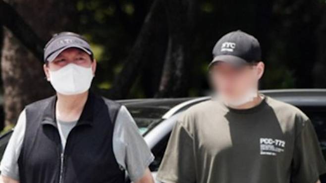 윤석열 대통령(왼쪽)과 황종호 행정관(오른쪽)의 모습. (출처: 더팩트)