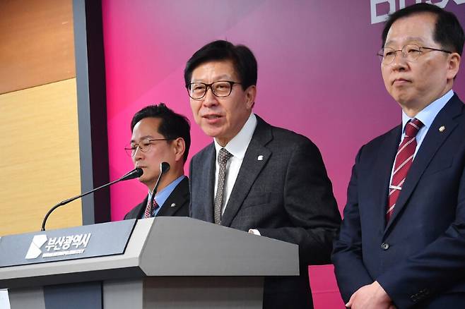 박형준 부산시장(중간)이 지난 3월 21일 시청에서 기자회견을 열고 부산도시철도 부산항선 건설 계획을 발표하고 있다. 왼쪽에는 국민의힘 박수영(부산 남구)과 오른쪽에는 조승환 (부산 중영도) 의원. 부산시 제공