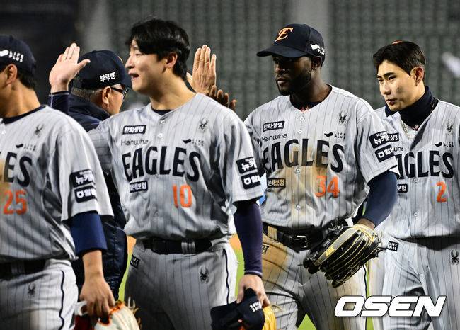 [OSEN=지형준 기자] 외국인타자 에스테반 플로리얼이 지옥과 천당을 오간 한화 이글스가 접전 끝 두산 베어스를 잡고 연패를 끊어냈다.&nbsp;프로야구 한화 이글스는 9일 서울 잠실구장에서 열린 2025 신한 SOL뱅크 KBO리그 두산 베어스와의 시즌 2차전에서 5-4로 승리했다.&nbsp;한화는 전날 끝내기패배 설욕과 함께 2연패에서 탈출하며 시즌 5승 10패를 기록했다. 반면 3연승이 좌절된 두산은 하루 만에 5할 승률이 무너졌다. 7승 8패.&nbsp;경기를 마치고 한화 김경문 감독이 플로리얼, 심우준과 하이파이브를 하고 있다. 2025.04.09 /