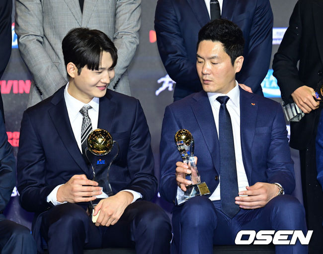 [OSEN=김성락 기자] 9일 오후 서울 강남구 그랜드 인터컨티넨탈 서울 파르나스 그랜드볼룸에서 '2024-2025 KCC 프로농구 시상식' 행사가 열렸다. 시상식에서는 정규 시즌 최고의 활약을 펼친 MVP, 신인왕, 베스트 5 등 주요 선수들에게 수상이 전해진다. SK 안영준, 전희철 감독이 이야기를 나누고 있다.  2025.04.09 / ksl0919@osen.co.kr