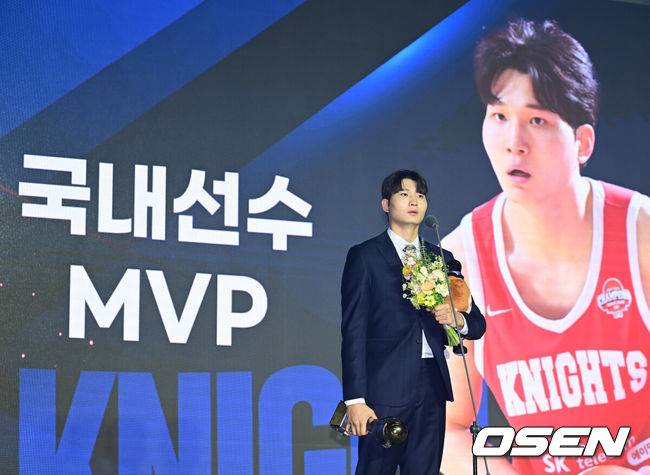 [OSEN=김성락 기자] 9일 오후 서울 강남구 그랜드 인터컨티넨탈 서울 파르나스 그랜드볼룸에서 '2024-2025 KCC 프로농구 시상식' 행사가 열렸다. 시상식에서는 정규 시즌 최고의 활약을 펼친 MVP, 신인왕, 베스트 5 등 주요 선수들에게 수상이 전해진다. SK 안영준이 국내 선수 MVP를 수상한 뒤 소감을 전하고 있다. 2025.04.09 / ksl0919@osen.co.kr