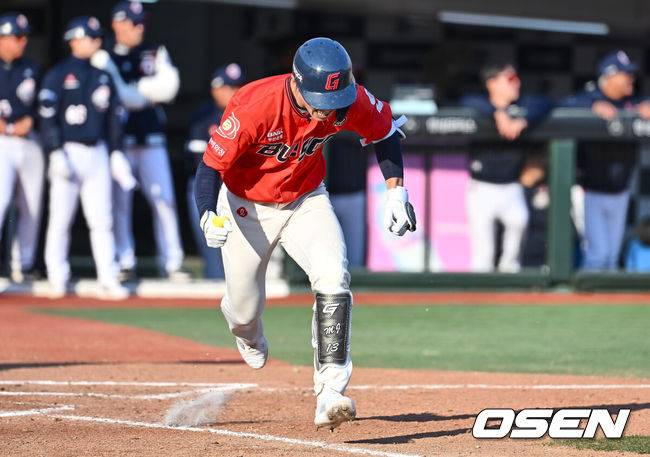 [OSEN=부산, 이석우 기자] 6일 부산 사직야구장에서 2025 신한 SOL 뱅크 KBO 리그 롯데 자이언츠와 두산 베어스의 경기가 열렸다. 홈팀 롯데는 데이비슨이, 방문팀 두산은 김유성이 선발로 출전했다.롯데 자이언츠 전민재가 6회말 1사 만루 좌익수 앞 역전 1타점 안타를 치고 환호하고 있다. 2025.04.06 / foto0307@osen.co.kr
