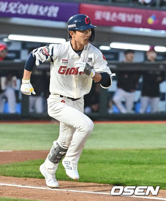 [OSEN=부산, 이석우 기자] 8일 부산 사직야구장에서 2025 신한 SOL 뱅크 KBO 리그 롯데 자이언츠와 KIA 타이거즈의 경기가 열렸다. 홈팀 롯데는 김진욱이, 방문팀 KIA는 김도현이 선발로 출전했다.롯데 자이언츠 전민재가 2회말 1사 1루 투수 맞고 2루수 내야 안타를 치고 진루하고 있다. 2025.04.08 / foto0307@osen.co.kr
